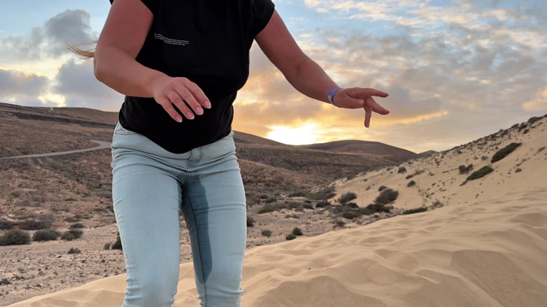 Emma Voyeur: Preso Na Areia - Eu Molhai Meu Jeans Enquanto Está Preso