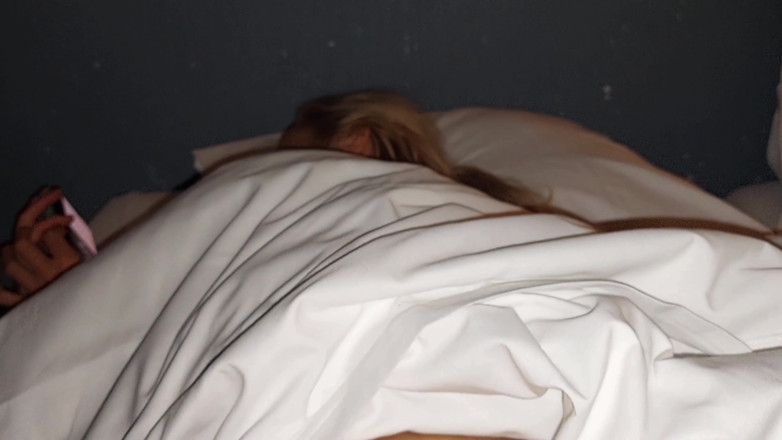 Selena701: 足崇拝を楽しむ熟女ブロンド妻