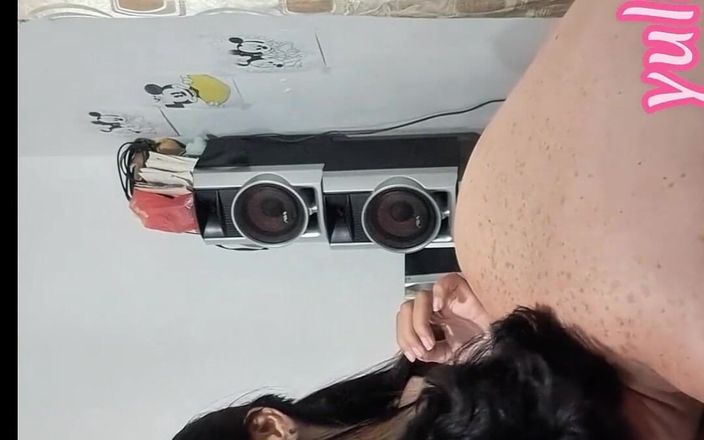 Yulieth Gomez: Můj nevlastní bratr mě špehuje, zatímco se sprchuji, zlobím se a šukám...