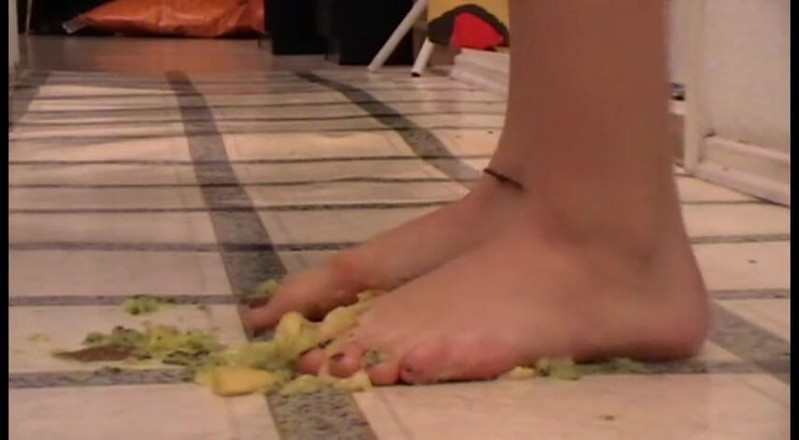 Foot Girls: Miażdżące jedzenie z pedicured stóp