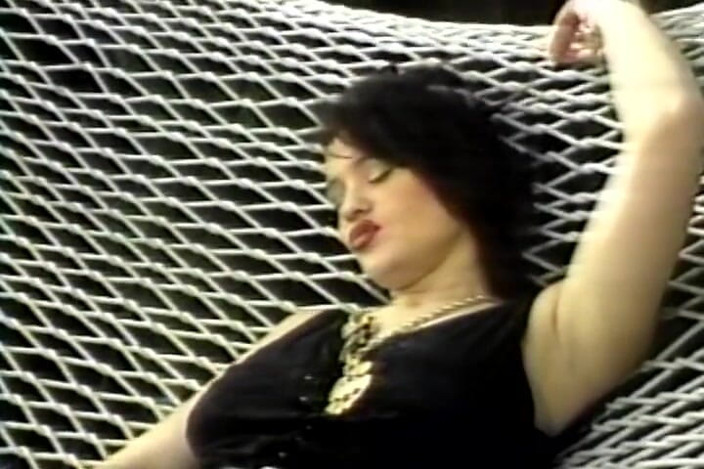 Vintage Babes: เธอชอบอมควยลึกก่อนโดนเย็ดตูด