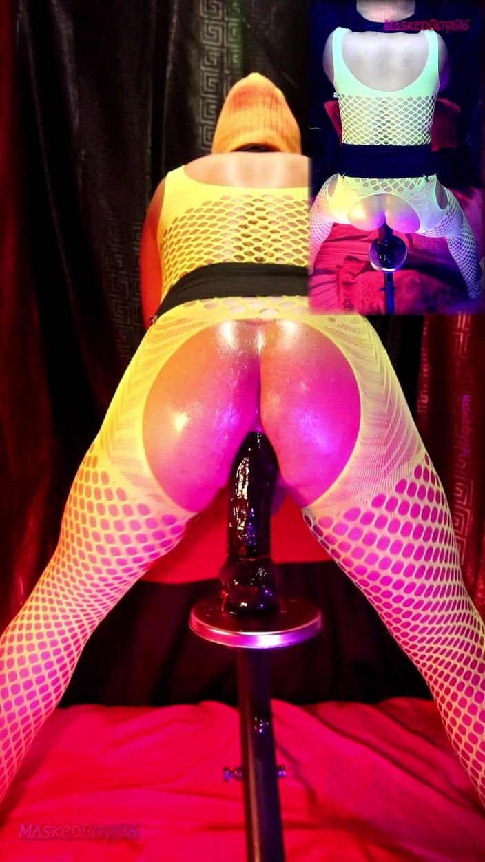 Maskedboy616: Melantun Keldai Saya yang Diminyaki, Dalam Pakaian Dalam Pendarfluor Kuning 1