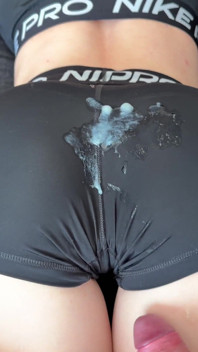Trockener Orgasmus Beim Vögeln. Riesige Spermaladung Auf Ihre Nike Pro Shorts