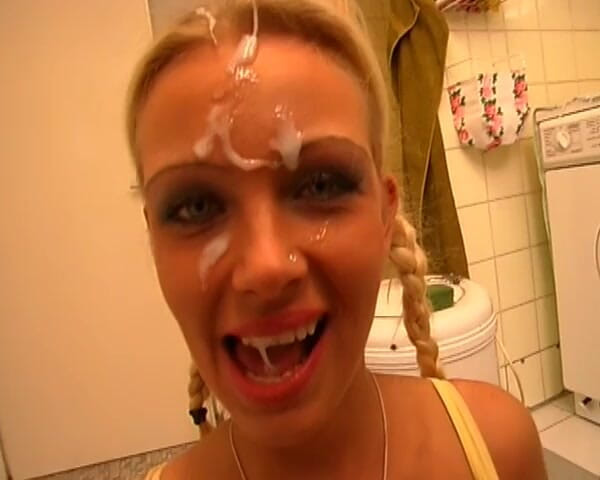Busty German Sluts: Prsatá vysokoškolská německá kočka byla ošukaná v koupelně