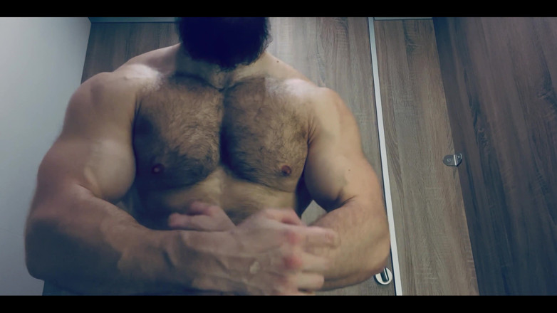 Mister Stone: Respirație dură, parfum musculin, vene umflături și mușchi