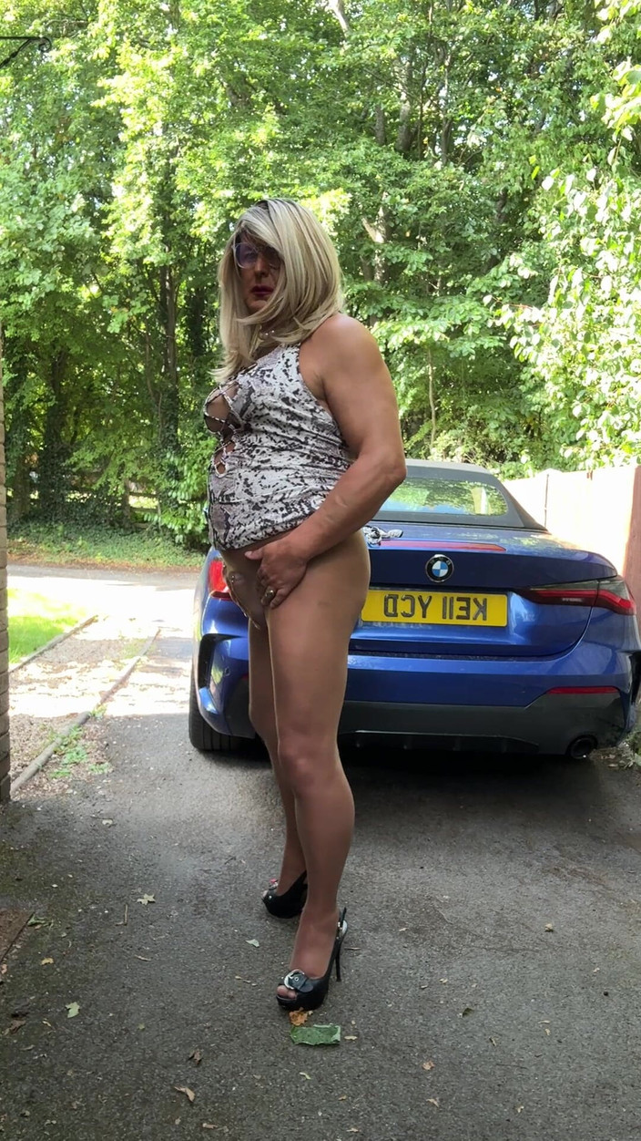 Kellycd2022: Sexy Crossdresser Kellycd2022 v Bílém zvíře Tisk šaty punčocháče a podpatky