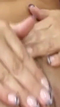 苗条的黑发女郎在邋遢口交和粗暴抽插后滴下精液