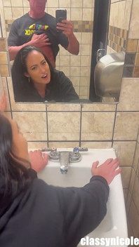 Waffle House En Primer Plano En Baño Público Follando Con Jasper Y Nicole
