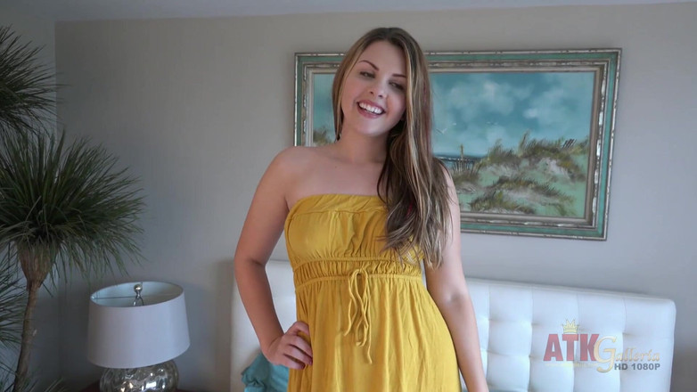 Classic ATK Hairy: Cali hayes zeigt haarige muschi