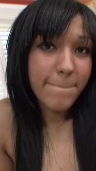 Брюнетка красуня підстрибує на члені хлопця