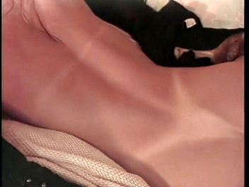 Girl on Girl: ゴージャスな女の子は、お互いの濡れた猫を舐めるのが好きです