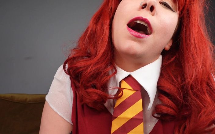 Deanna Deadly: Hermione beija estudante em primeiro plano em primeiro plano beijando