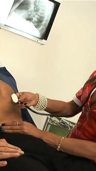 La trans sexy nuse coccola il paziente