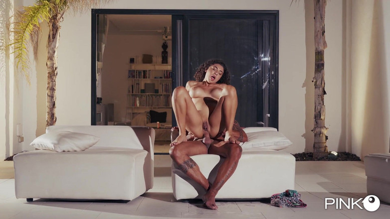 Pinko Club: कौन कौन खेल रहा है? लेडी एना उसके गांड में लंड के साथ फुहार का आनंद लेता है