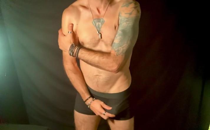 Robe Moreno: Speel met je poesje terwijl je kijkt hoe papa zich...