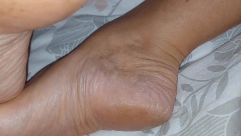 Selena701: Éjaculation sur des dessous de pied matures