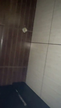 Pisciare nei bagni pubblici - figa pelosa, mutandine sporche e flussi da vicino