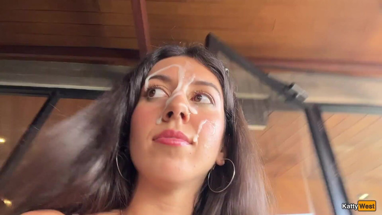 Katty West: Crazy Cumwalk em Starbucks - boquete no banheiro público, bebendo café...