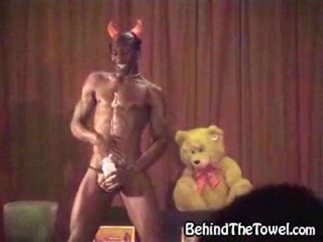 Behind The Towel: Devilishly 性感的黑人脱衣舞女郎