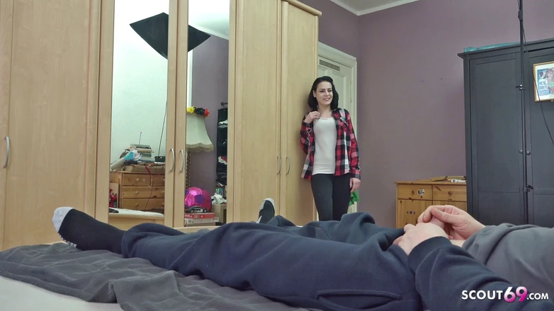 Scout69: Tysk styvsyster Marie påkommen med styvbror onanerar