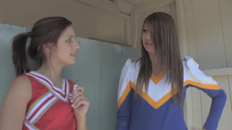 Lesbian Illusion: Pembimbing sorak lesbian (filem penuh)