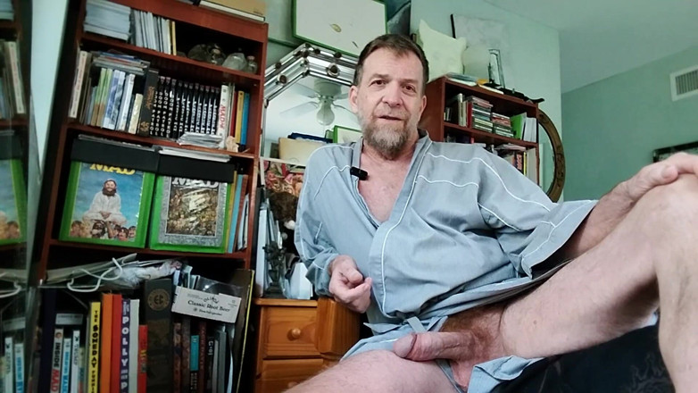 Hairyartist: Ви бачите, як у його халаті вискакує великий млявий член і мішок чоловіка