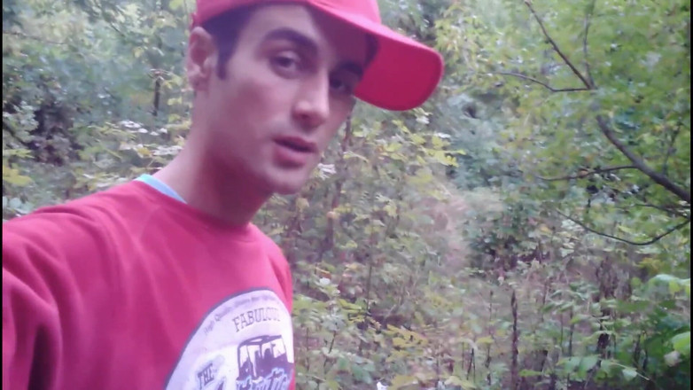 Idmir Sugary: Твинк дрочить свій великий товстий член на відкритому повітрі, і він кінчає дуже великий камшот