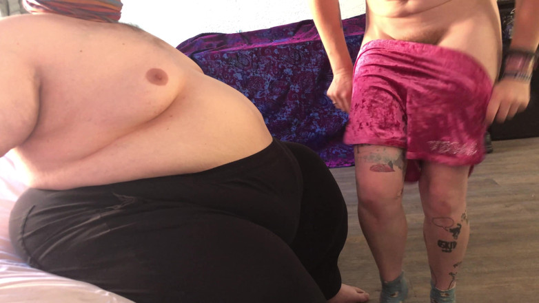 MistressWriggler: Ateşli Hatun Sulu Amcığını Şişman Adamın Büyük Göbeğine Ovmak Için Sabırsızlanıyor!