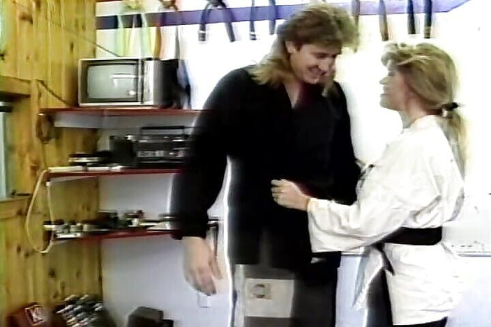 Vintage Life: Karate-schätzchen bläst den schwanz ihres lehrers nach dem training