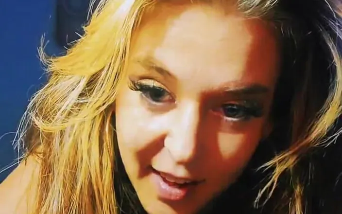 Alli Anderson: Tiktok Live Eating a Lollipop