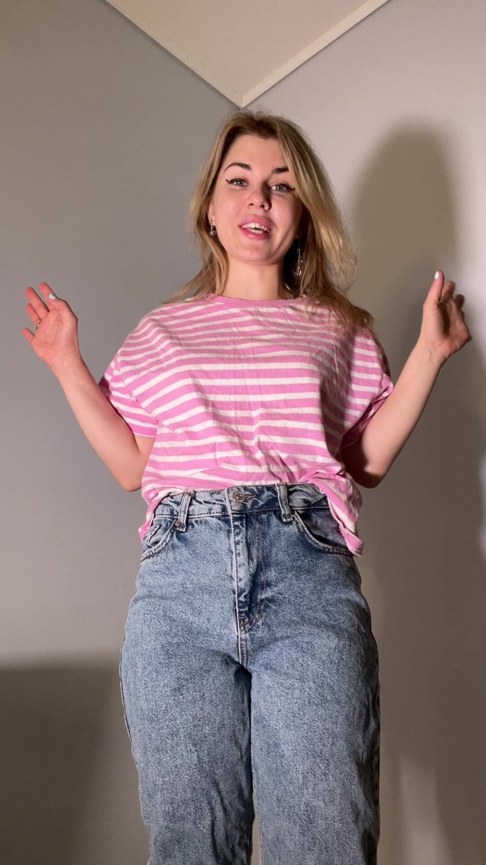 Misty Phoenix: Kau duduk di sana, dan aku sedang ganti baju untukmu