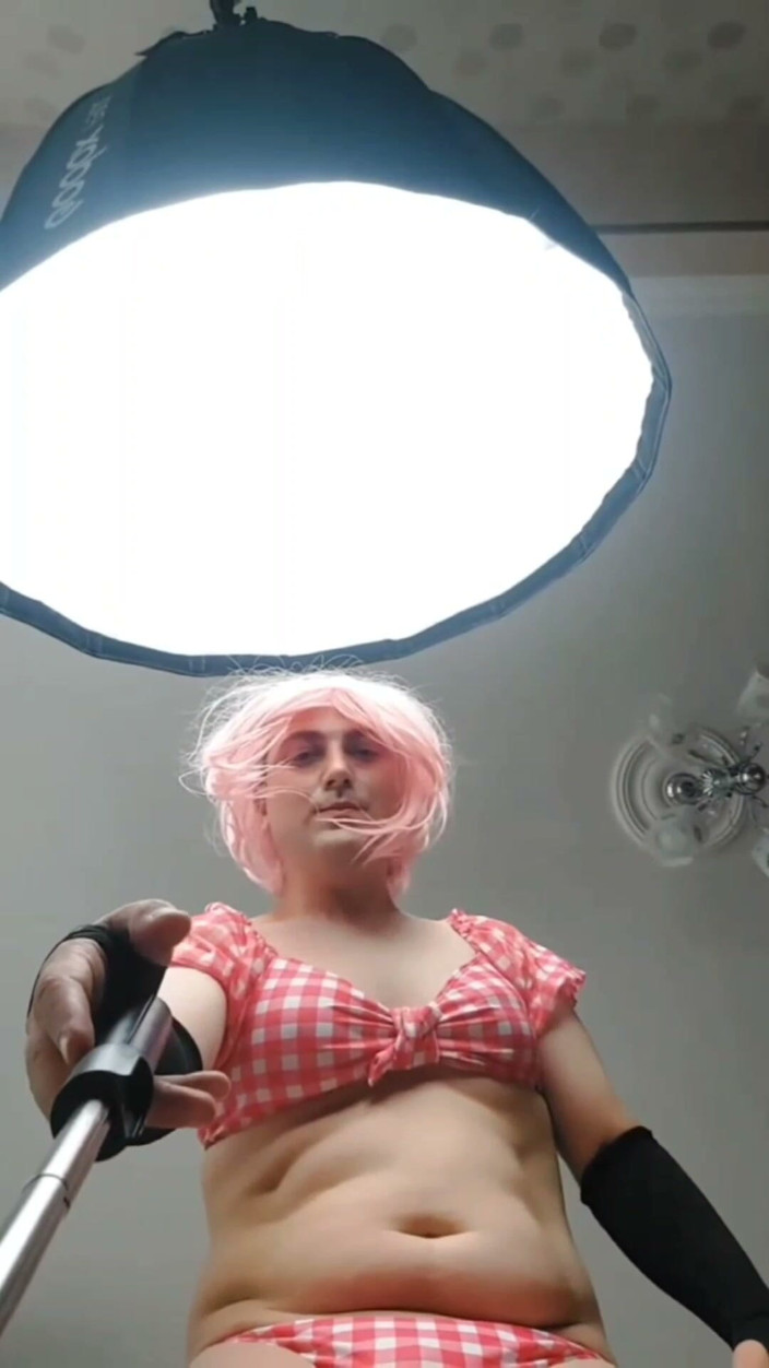 Kitty_Cross: Pinky White Femboy v bikinách s velkým zadkem