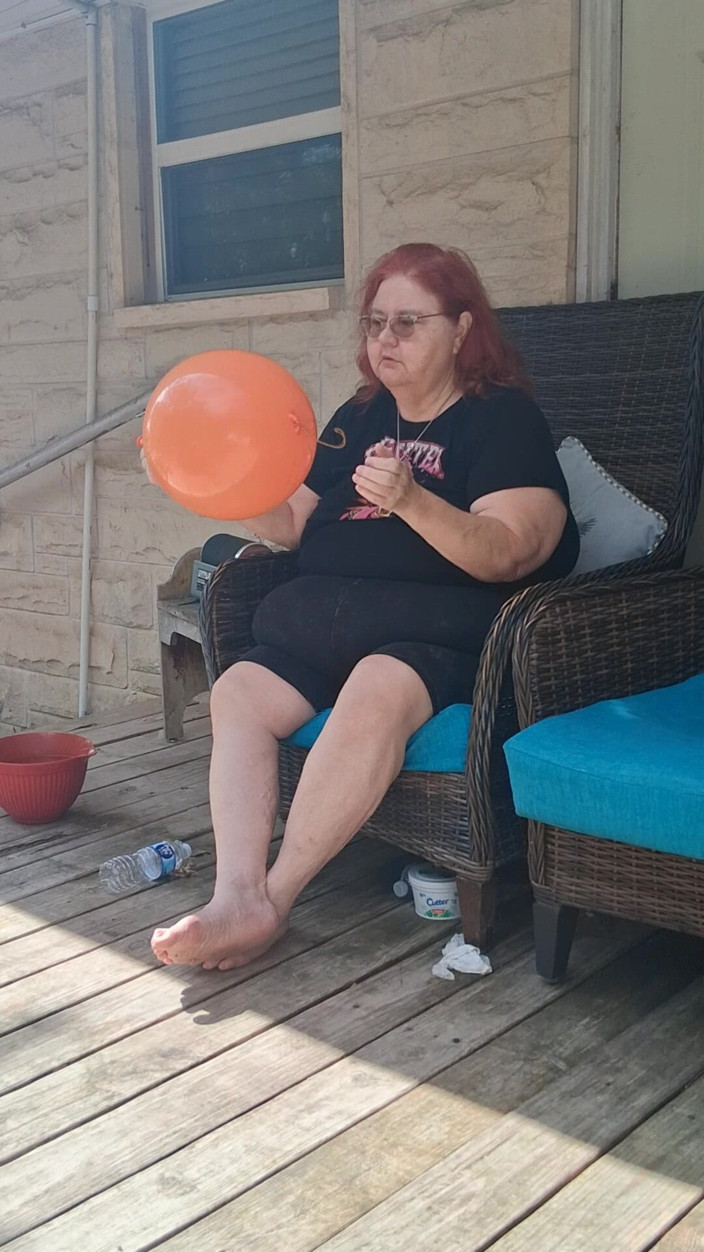 BBW nurse Vicki adventures with friends: Vicki si suster cantik bahenol minta disepong sama balon seks...