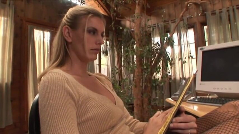 Sex Karma: Fußfetisch-typ leckt blondine von gebeugter fotze, lutscht dann ihre füße...
