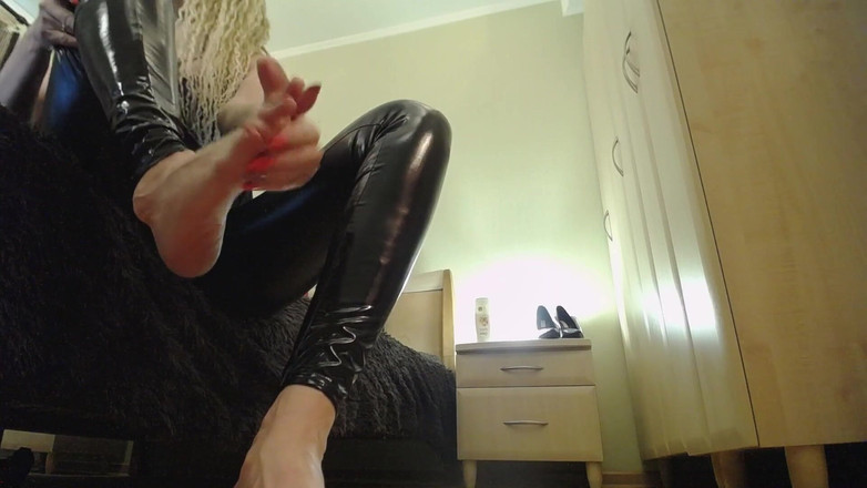 BadAssBitch: Лижи мої спітнілі ноги, невдаха!