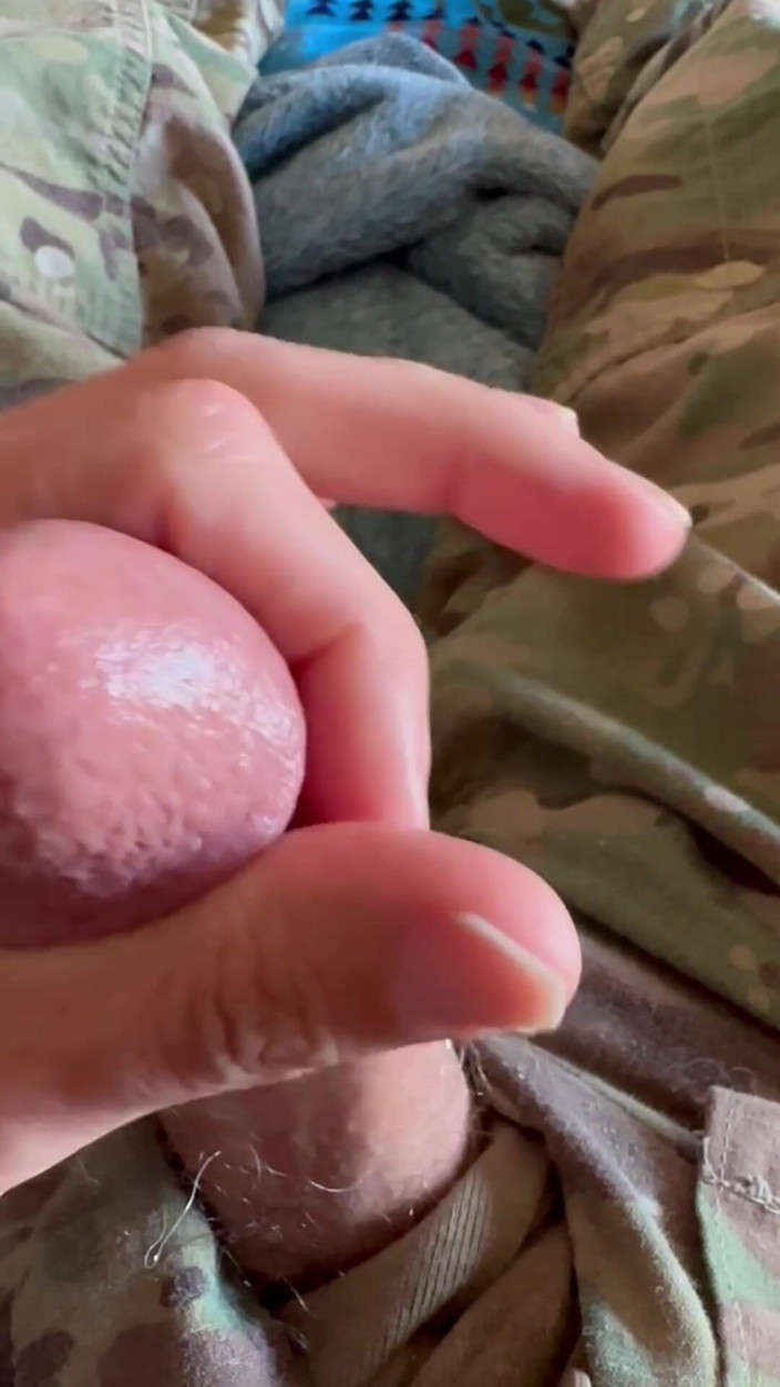 Gay Soldier Stuff: Soldatul armatei în uniformă începe masturbându-se în picioare, apoi se întinde pentru a trage...