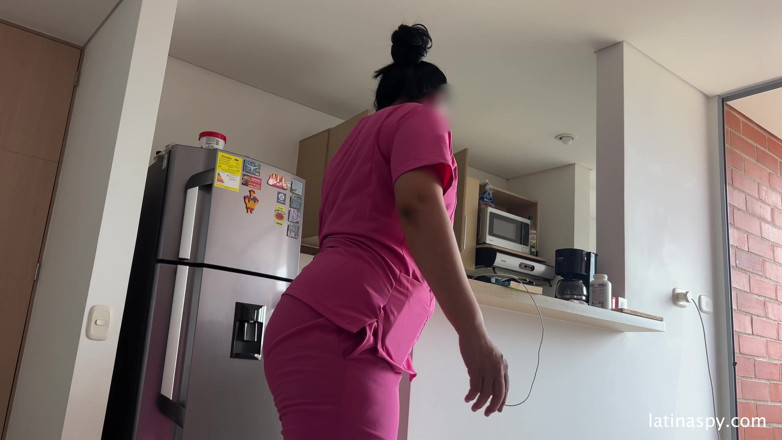 Latinaspy: Покоївка з величезною дупою чистить apt, а потім смикає свого боса, частина 2