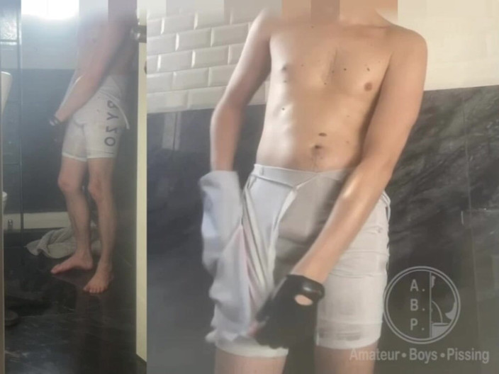 AmateurBoysPissing: Цей молодий велосипедист зробив це у ванній, але все ще мочить себе, оскільки він більше не може тримати сечу