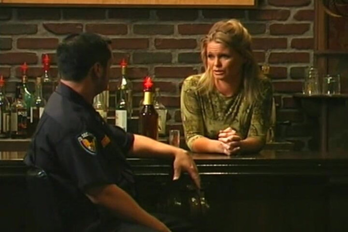 THAGSON RETRO: Une blonde séduit un flic pour une baise orale intense...