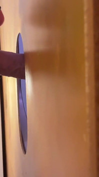 Tlustý Penis Stříká Na Zlaté Gloryhole