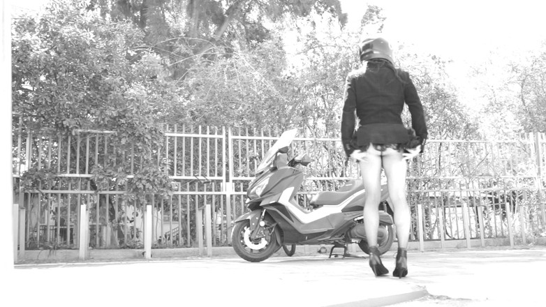 Voyager: Während der Fahrt hebt ihr rock auf und enthüllt ihren...