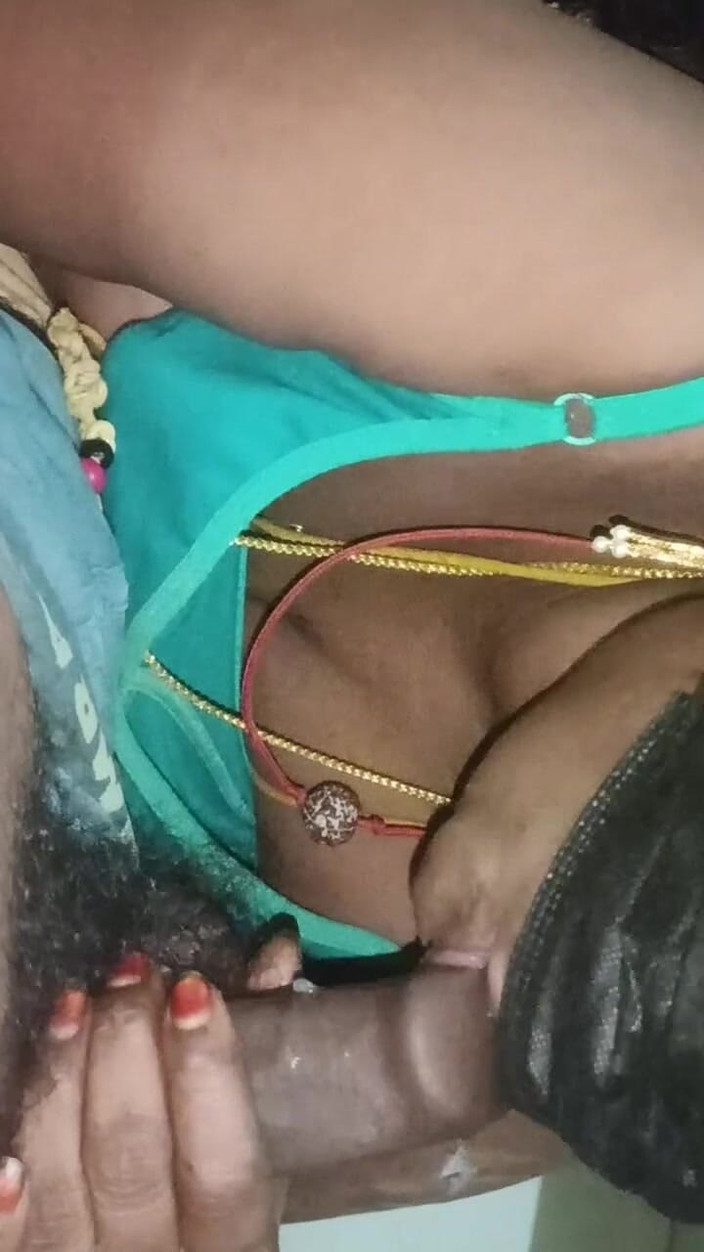 MANJULAK: Makcik Chennai dengan kawan suami
