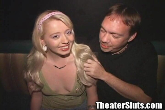 Theater Sluts: Vocea sultry sofisticată blondă curvă în grup futută în cinematograful porno