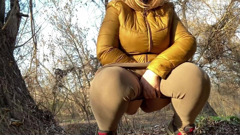 OurFetishLife: Nasse Muschi einer reifen, hockenden Milf pinkelt