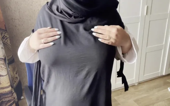 Lux Eva: Muslim Woman Masturbates in Hijab