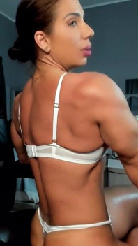 Pecs gợi cảm