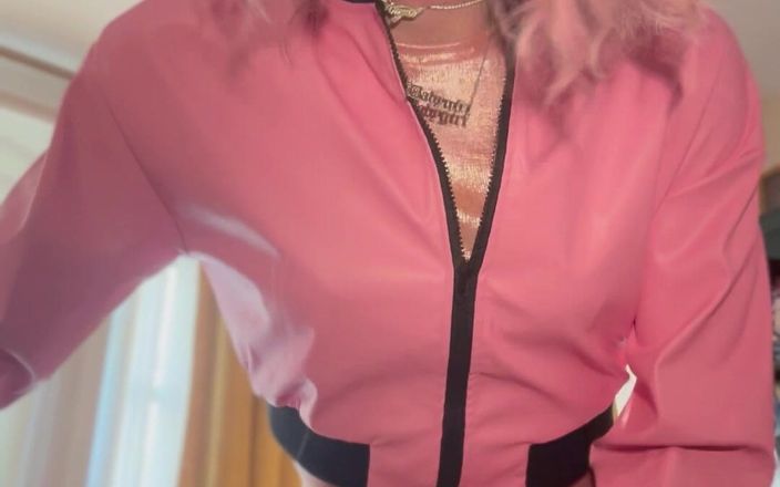 Jessica silk: Jess Silk berijdt dildo