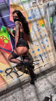 La Lilith Aime Rester Dans Des Lieux Perdus Et Y Fait Des Bêtises.