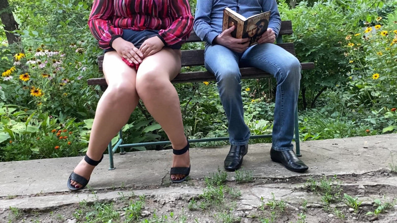 OurFetishLife: Macecha s velkým zadkem milfky čůrá vedle mě v parku na...