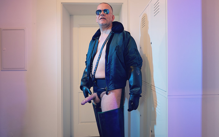 GERMANE_XL: Rubber Waders 9 - Sperma Shot XL